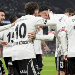 Dolmabah&ccedil;e'de gol yağmuru! Kartal yıldızlarıyla y&uuml;ksekten u&ccedil;tu