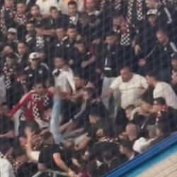 Beşiktaşlı taraftarlar Fenerbah&ccedil;e derbisinde birbirlerine girdi! 