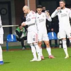 Beşiktaş'ta gen&ccedil; oyuncu 'Diş operasyonu' sebebiyle kadrodan &ccedil;ıkarıldı