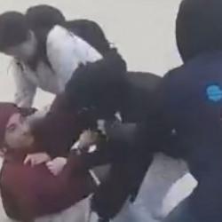 Bursa'da okul &ccedil;ıkışı dehşeti: Yere yatırdıkları kızı tekme tokat darbettiler