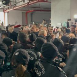 Bursa&rsquo;da se&ccedil;im &ouml;ncesi provokasyon: CHP&rsquo;liler camları kırarak belediyeye girdi