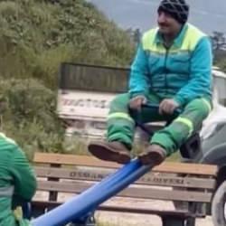 Bursa'da temizlik iş&ccedil;ilerinin tahterevalli molası g&uuml;l&uuml;msetti