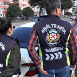 Ceza kesilen kadın korsan taksici, taşıdığı yolcuları su&ccedil;ladı!