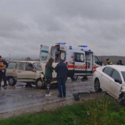 &Ccedil;orum'da 2 ara&ccedil; kafa kafaya &ccedil;arpıştı: 3 yaralı