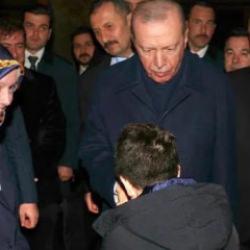 Cumhurbaşkanı Erdoğan'dan s&uuml;rpriz ziyaret! &Ccedil;ocuklara har&ccedil;lık dağıttı