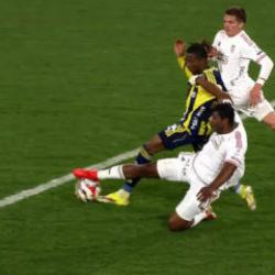 Dev derbideki hakem kararı herkesi isyan ettirdi!