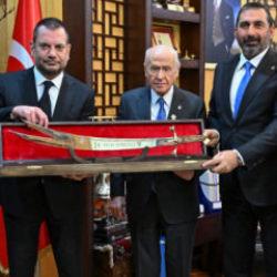 Devlet Bah&ccedil;eli&rsquo;ye anlam y&uuml;kl&uuml; hediye: Trabzonspor&rsquo;dan nostaljik jest