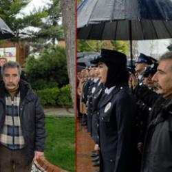 Diyarbakır'da vatandaşlar yağmurda ıslanan polislere şemsiye tuttu! O anlar kamerada