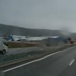 Eskişehir'de ters y&ouml;nde ilerleyen kamyonet kazaya davetiye &ccedil;ıkardı