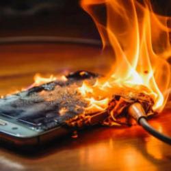 Telefonunuz alev alabilir: Siz de acilen yapın! Yangın &ccedil;ıkarıyor