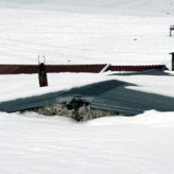 Evler baharda kar altında kaldı