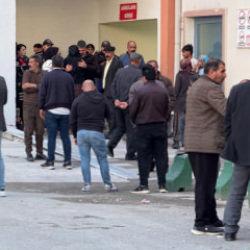 K&ouml;y&uuml;n ortasında korkun&ccedil; olay: 2 kişi &ouml;ld&uuml;, 6 yaralı