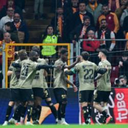 Galatasaray'a evinde ağır darbe! S&uuml;per Lig'de zirve karıştı