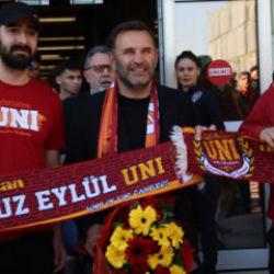 Galatasaray kafilesine İzmir'de coşkulu karşılama