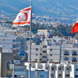 G&uuml;ney Kıbrıs'tan al&ccedil;ak hareket! T&uuml;rk bayraklarını yaktılar! Jet hızında a&ccedil;ıklama geldi