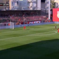 Hamza Akman'ın boş kaleye atamadığı gol sa&ccedil; baş yoldurdu