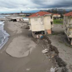 İl&ccedil;ede kıyamet g&ouml;r&uuml;nt&uuml;s&uuml;: Villalar tek tek &ccedil;&ouml;kt&uuml;! Bakanlık &ccedil;alışma başlattı