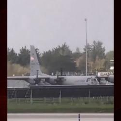 İrlanda'da bir şahıs Amerikan askeri u&ccedil;ağına baltayla saldırdı