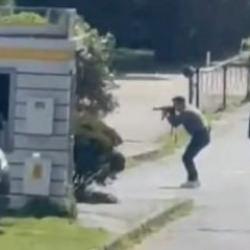 Konsolosluk &ouml;n&uuml;ndeki &ccedil;atışmada polisle dalga ge&ccedil;mişlerdi! 8 ş&uuml;pheli g&ouml;zaltında