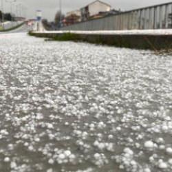 İstanbul'da dolu s&uuml;rprizi! Dakikalar i&ccedil;inde beyaza d&ouml;nd&uuml;