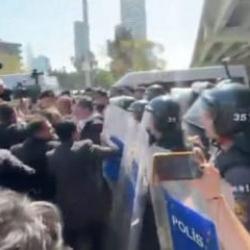 İzmir&rsquo;de tahliye provokasyonu: CHP&rsquo;lilerden polise saldırı ve k&uuml;f&uuml;r