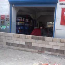 Komşusuna sinirlendi d&uuml;kkanının &ouml;n&uuml;nde duvar &ouml;rd&uuml;!