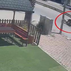 Kontrols&uuml;z kavşak dehşeti: Otomobille &ccedil;arpışan motorlu yaralandı