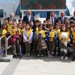 Konya protokol&uuml; Bilim Merkezi'nde &ouml;ğrencilerle buluştu