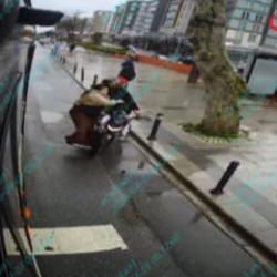 K&uuml;&ccedil;&uuml;k&ccedil;ekmece'de İETT otob&uuml;s&uuml;nden inen kadına motosiklet &ccedil;arptı