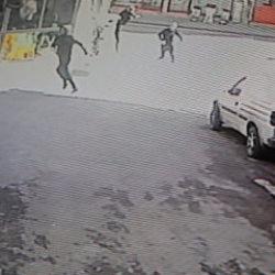 Kurşuna karşı &ccedil;akmak: Akılalmaz anlar kamerada