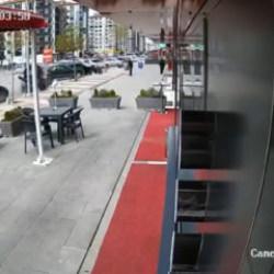 Malatya'da otomobilin, park halindeki ara&ccedil;lara &ccedil;arptığı anlar kamerada