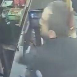 Markette poşet y&uuml;z&uuml;nden ortalık karıştı: Kasiyerin sa&ccedil;ını tutup yumrukladı