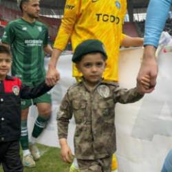 Minik taraftarlar Polis Haftası kapsamında &uuml;niforma ile sahaya &ccedil;ıktı