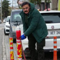 'M&uuml;lk&uuml;m' dedi, kaldırıma sıra sıra duba dizdi! İşte şaşkına &ccedil;eviren hadise 