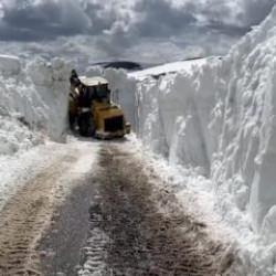 Nisan ayında şaşırtan manzara! 4 metrelik kar t&uuml;nelini g&ouml;ren d&ouml;n&uuml;p bir daha bakıyor