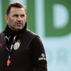 Okan Buruk Trabzonspor mağlubiyeti sonrası kılıcını &ccedil;ekti! 3 oyuncu i&ccedil;in flaş karar