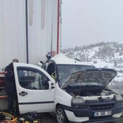 Otomobil, tıra arkadan &ccedil;arptı! &Ccedil;ok sayıda &ouml;l&uuml; ve yaralı var!