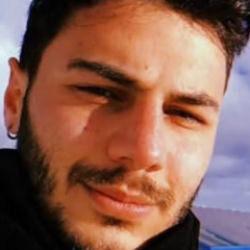 Otomobille &ccedil;arpışan motosikletin s&uuml;r&uuml;c&uuml;s&uuml; &ouml;ld&uuml;