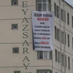 &Ouml;zg&uuml;r &Ouml;zel'e pankart şoku! Mitingin &ouml;n&uuml;ne ge&ccedil;ti! &Ccedil;ılgına d&ouml;nd&uuml;! Nasıl izin verirsiniz