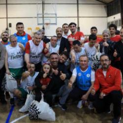 Parkede sevgi kazandı! Bakanı Bak, down sendromlu &ouml;zel sporcularla ma&ccedil; yaptı