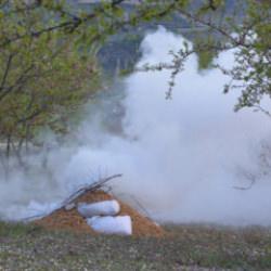 Manisalı &ccedil;ift&ccedil;iden ilgin&ccedil; &ccedil;&ouml;z&uuml;m: Badem ağa&ccedil;larına dumanlı koruma