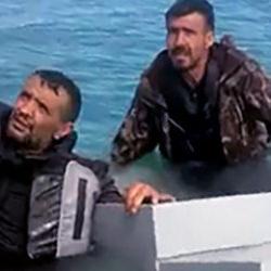 Su alan teknedeki 3 kişiyi, balık&ccedil;ılar kurtardı