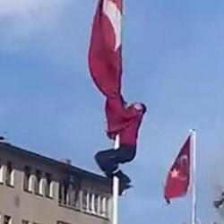 R&uuml;zg&acirc;rda dolanan bayrağı kurtarmak i&ccedil;in 15 metrelik direğe tırmandı