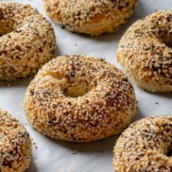 Sabahları &ouml;n&uuml;nde uzun kuyruklar oluşuyordu: T&uuml;m şubelerini bir gecede kapattı