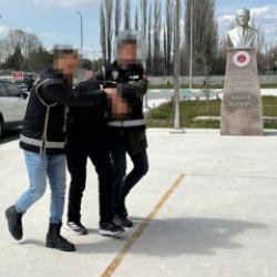 Saldırı hazırlığında olan 2 ş&uuml;pheli yakalandı! Ara&ccedil;taki aramada el bombası ele ge&ccedil;irildi