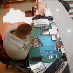 Şişen telefon bataryası bomba gibi patladı