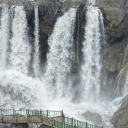 Son 20 yılın en coşkun hali: Sivas&rsquo;ta obrukla oluşan şelale ziyaret&ccedil;i akınına uğradı