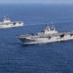 Son dakika: İran, ABD'nin dev amfibi h&uuml;cum gemisini hedef aldı! Geri &ccedil;ekildiler...