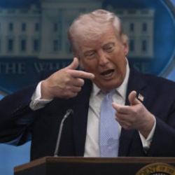 Trump&rsquo;tan İran&rsquo;daki protestocular i&ccedil;in silah sevkiyatı itirafı: K&uuml;rt gruplar yalanladı! 