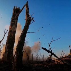 Ukrayna-Rusya savaşında siperdeki g&ouml;ğ&uuml;s g&ouml;ğ&uuml;se &ccedil;atışma kamerada